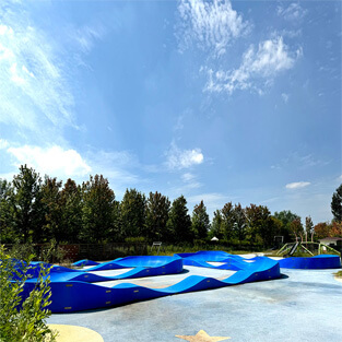 The Plastic modular pump track layout Prime time is the most popular large-scale combination track.