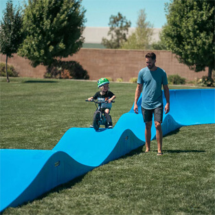 The Plastic modular pump track layout Dynamo is our most exciting Micro Track, featuring 7 rollers and 2 turns!