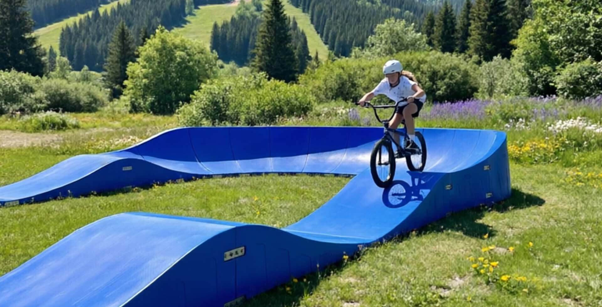 La pump track funziona al meglio in una stazione sciistica.