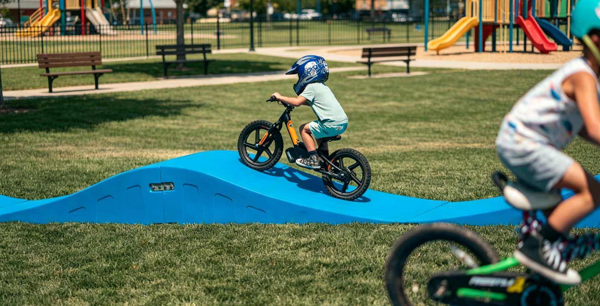 Un piccolo impianto pump track in un cortile