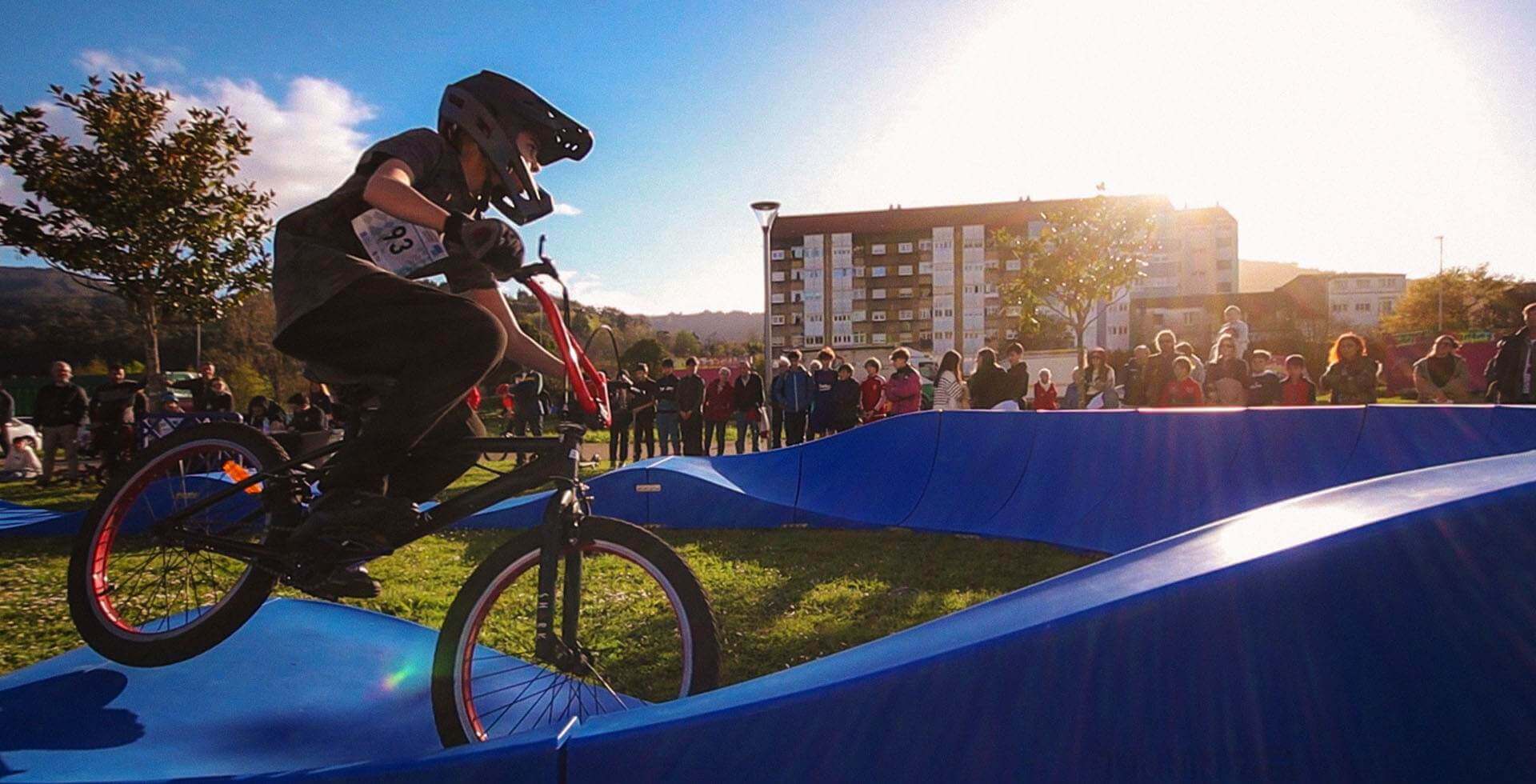 Consigli di sicurezza per i giovani ciclisti sulle piste pump track