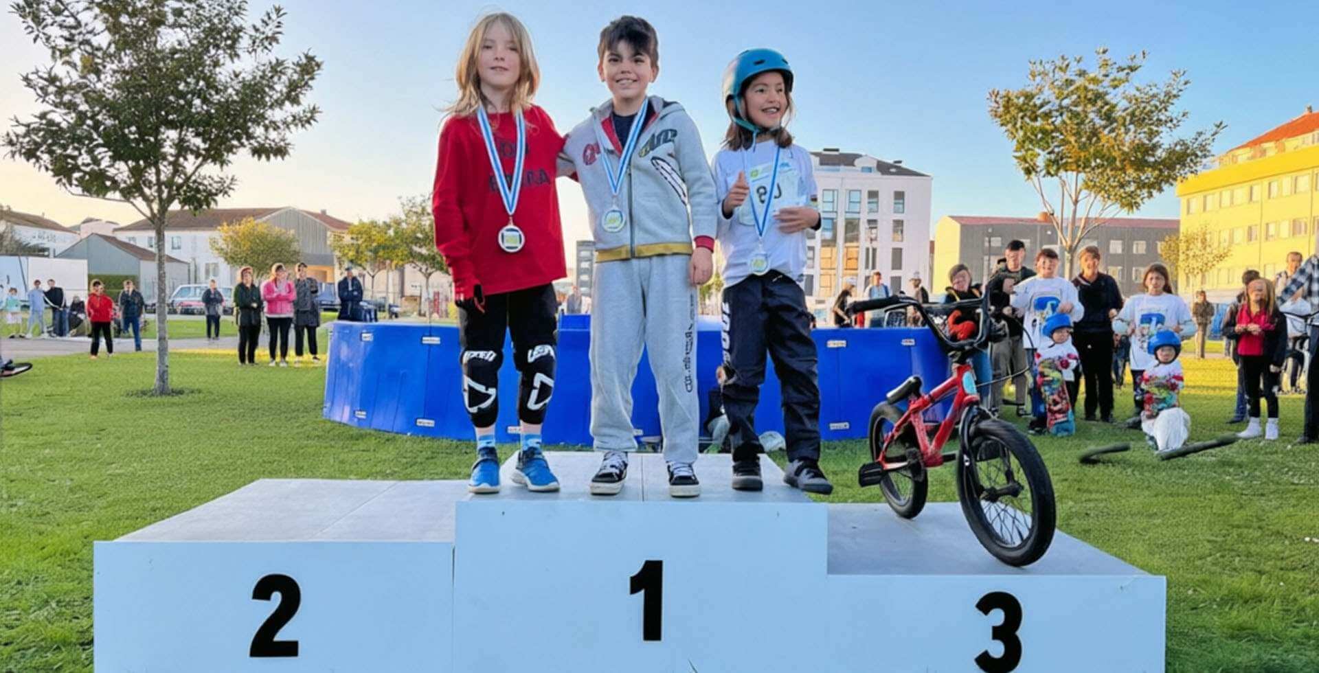 Le piste pump track aiutano i bambini a sviluppare equilibrio e coordinazione.